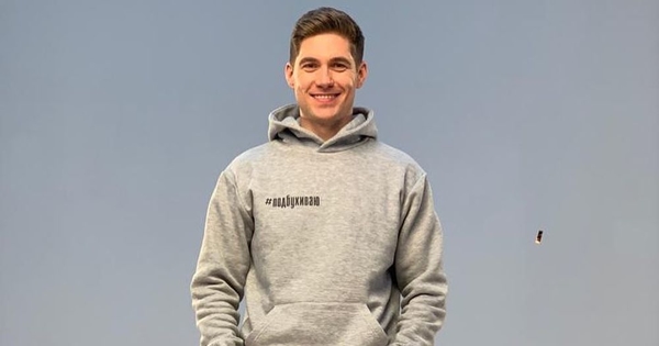 Владимир Остапчук в маске показал, как нужно здороваться во время карантина