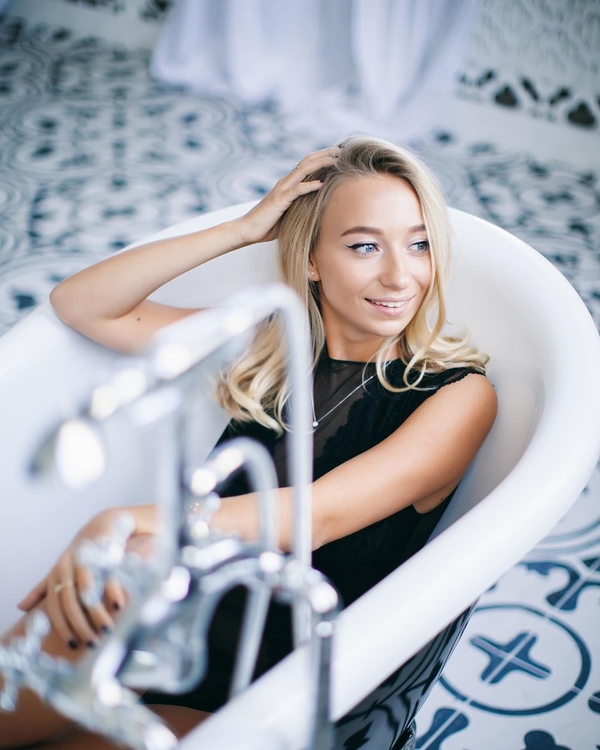 Времени хватает: Молодая невеста Виктора Павлика поделилась планами на карантин