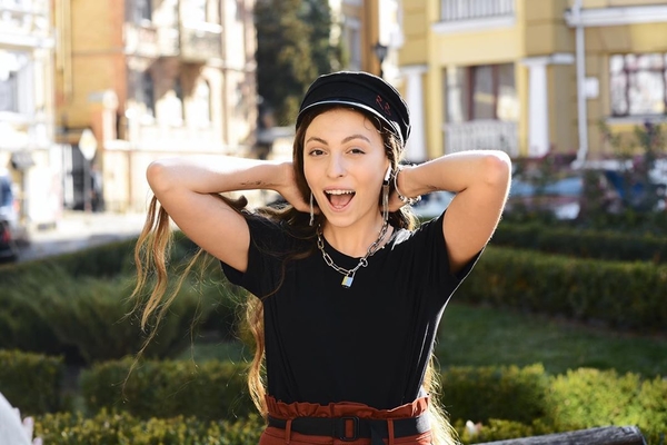 Прогулялась в карантин: Дочка Поляковой показала стильный look в центре Киева