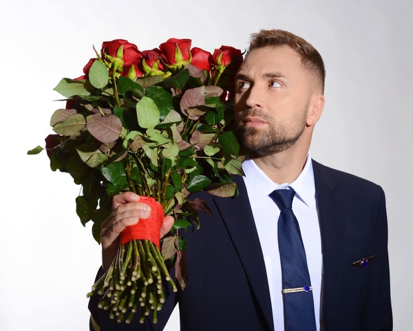 "Холостяк-10": как отреагирует Макс на неожиданный приход участницы в его квартиру?