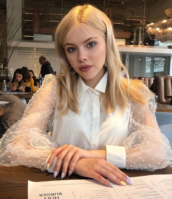 Неожиданно: Звезда сериала "Школа" посоветовала книги на карантин и поразила Сеть