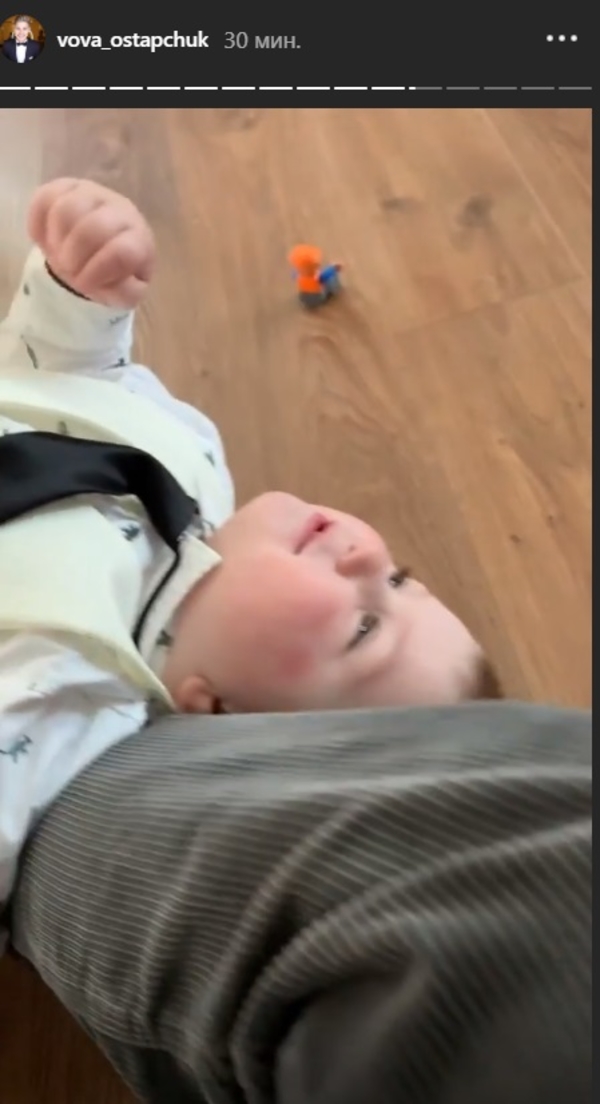 Торт, шарики и подарки: Заметно похудевший Остапчук поздравил сына с 2-летием