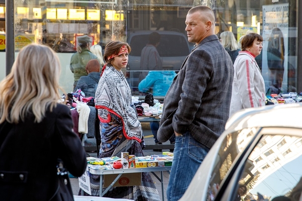Беременные и грязные "пацанки" попрошайничали на улице
