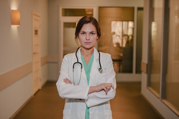 Звезды сериала “Доктор Вера” рассказали, что делают на карантине