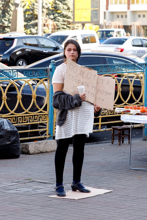 Просили милостыню: участницы "Від пацанки до панянки" провели эксперимент в центре Киева  (фото)