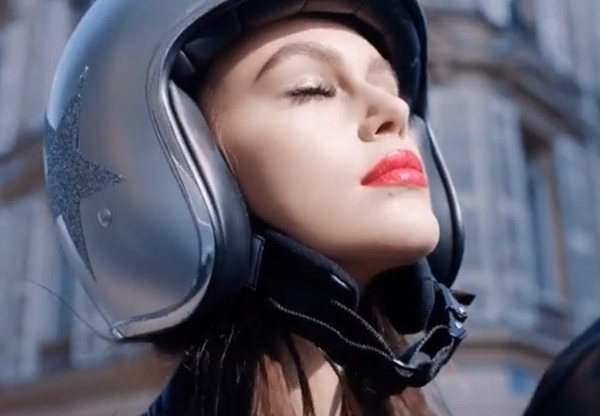 "Это очень мило": 18-летняя дочка Синди Кроуфорд показала, как проводит карантин