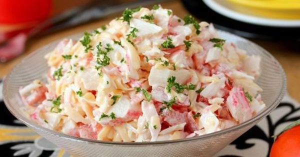 Рецепт сытного салата со свининой, помидоров и сыра 