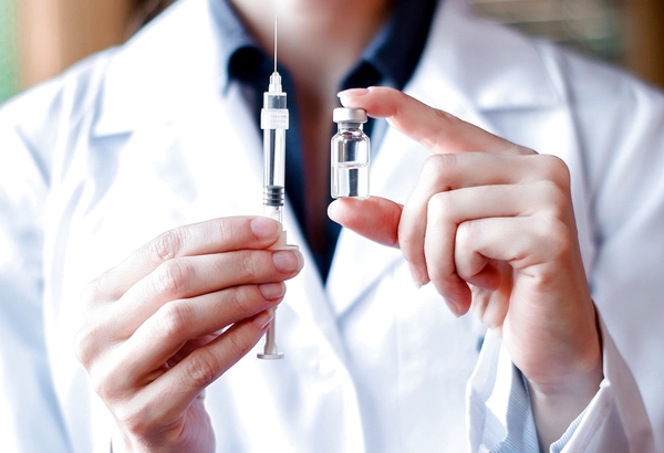 Иммунизация в условиях пандемии COVID-19: делать или не делать прививки?