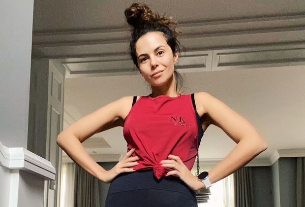 "Огонь": Каменских спела о карантине и сняла яркое видео, не выходя из дома