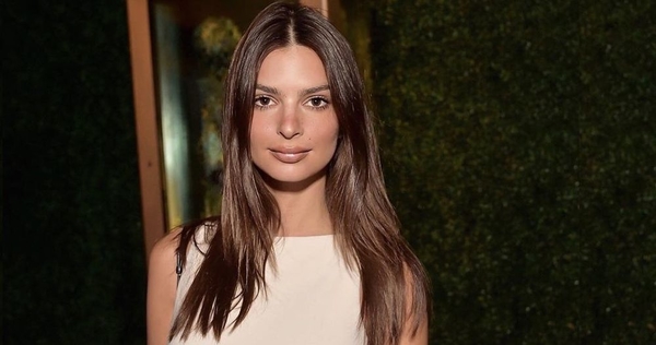 Полностью обнаженная: Эмили Ратаковски взорвала Сеть голым фото