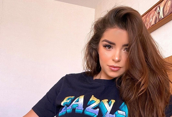 Жарковато стало: Деми Роуз снялась в эротическом белье около холодильника