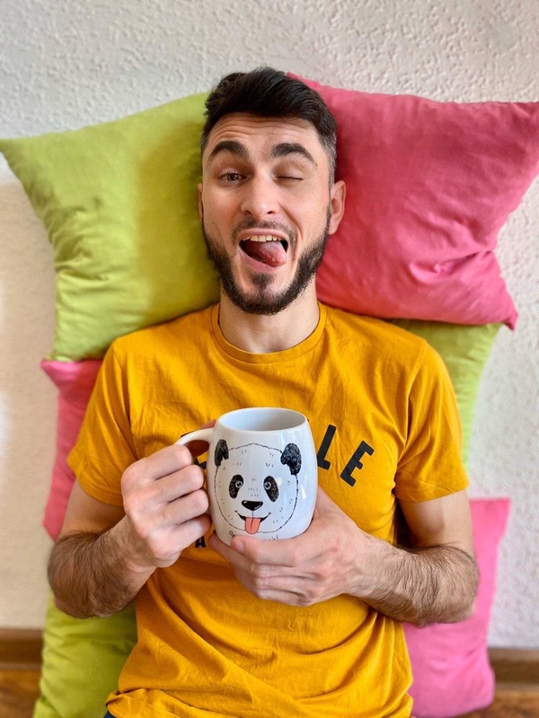 Украла в кафе и привезла из Донецка: из чего пьют звезды