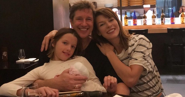 Дочь Миллы Йовович прочитала на камеру собственную сказку на русском языке