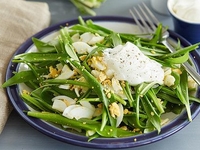 Простой весенний салат из черемши с яйцами и огурцом