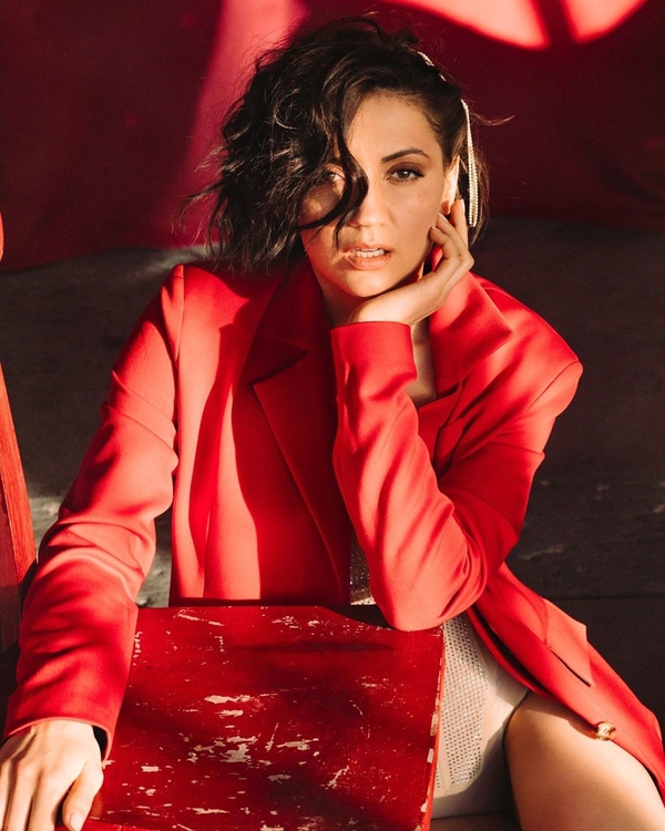 "Тропики дома": Цибульская поразила нарядом с экстремальным декольте