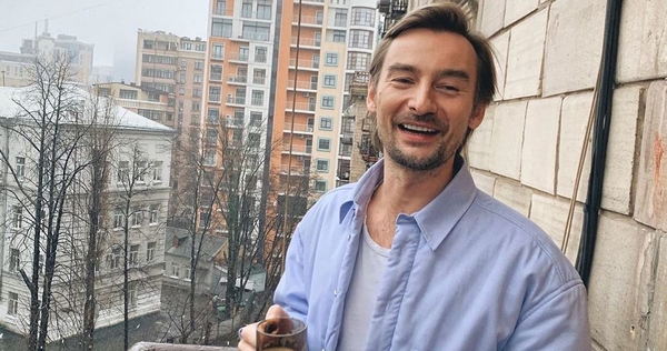 Клипмейкер Алан Бадоев показал детское фото с мамой