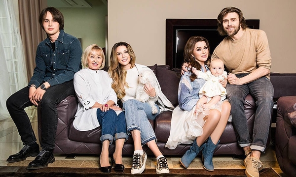 "Я за нее в ответе": Анна Заворотнюк рассказала о годовалой сестре Миле