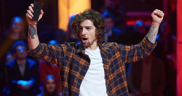 Дантес станцевал на камеру в коротеньком платье Дорофеевой - видео