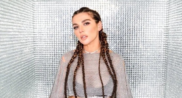 "Мне на пенсию пора?": Седокова с яркой прической шокировала заявлением