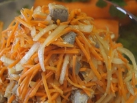 Простой рецепт вкусной закуски: острый салат с сельдью