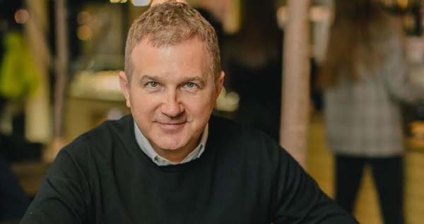 "До карантина этого не делал": Юрий Горбунов научился играть на пианино