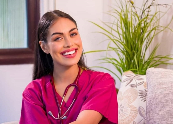 Красота спасет мир: Мисс Англия-2019 вернулась к работе медика из-за COVID-19