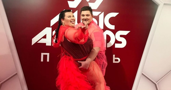 Alyona Alyona в купальнике устроила горячие танцы рядом с мужчиной