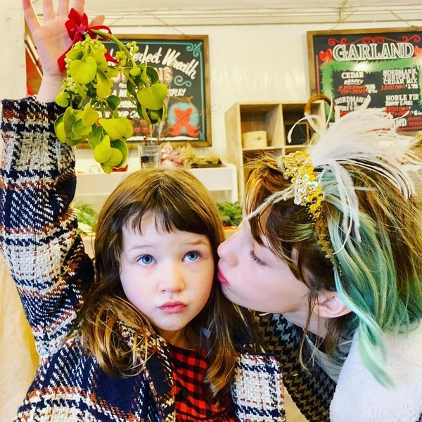 Почти без акцента: Дочки Миллы Йовович спели детскую песенку на русском