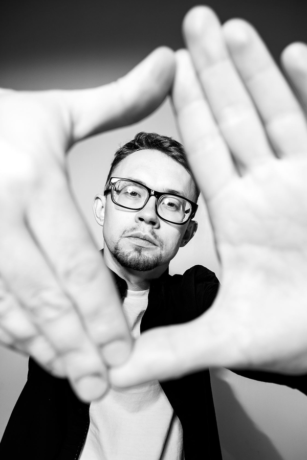 С гречкой и самурайским мечом: Рэпер Freel презентовал нетолерантный клип о карантине