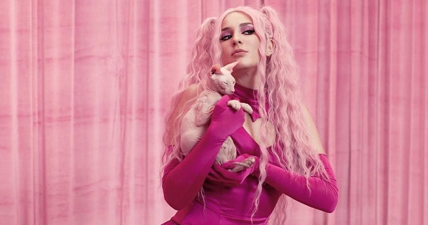 MARUV выпустила первый мини-альбом в образе SHLAKOBLOCHINA