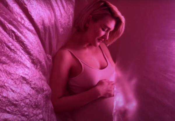 Беременная Вера Кекелия презентовала клип, снятый в домашней обстановке