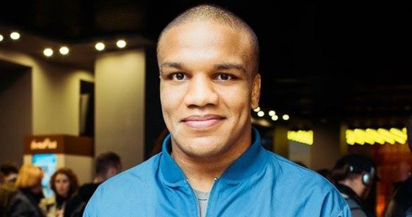 Огнестрельное ранение, сломанный зуб и перелом: звезды рассказали о драках в своей жизни