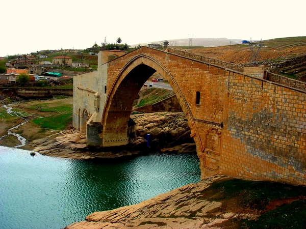 Снят по бестселлеру: ТОП-5 интересных фактов о новом турецком сериале "Ветер любви"