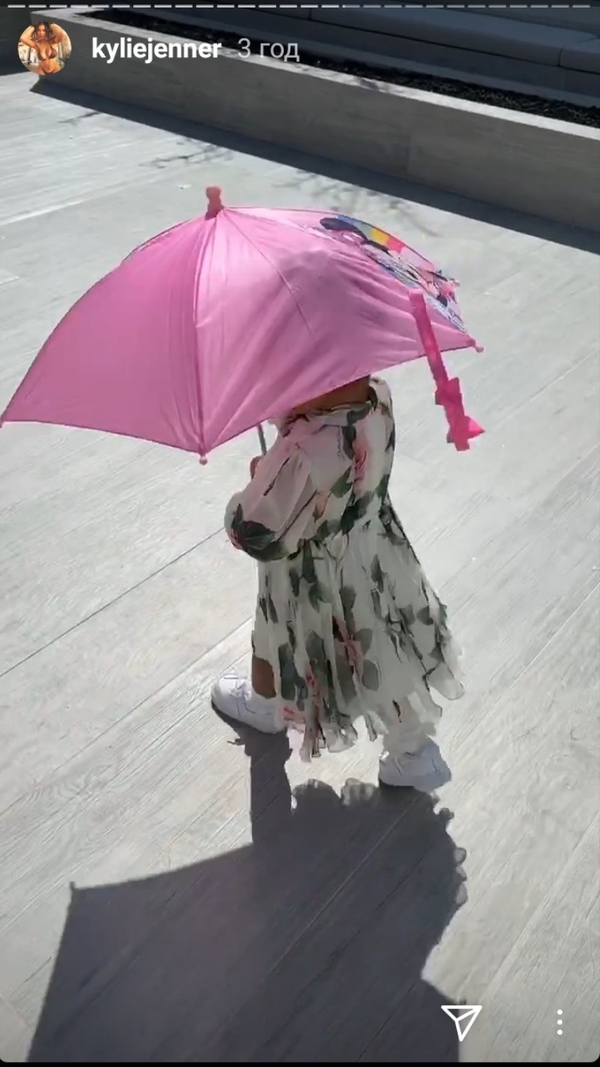 Яйца, кролики и подарки: Миллиардерша Кайли Дженнер показала яркие кадры Пасхи