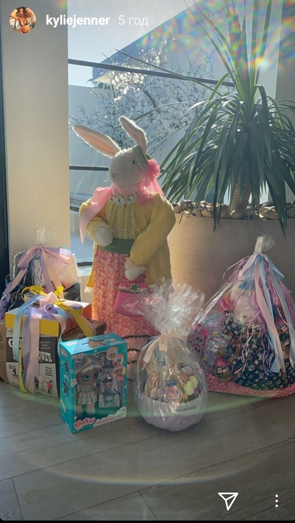 Яйца, кролики и подарки: Миллиардерша Кайли Дженнер показала яркие кадры Пасхи