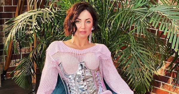 Певица Оля Цибульская показала редкое фото с родителями и братом