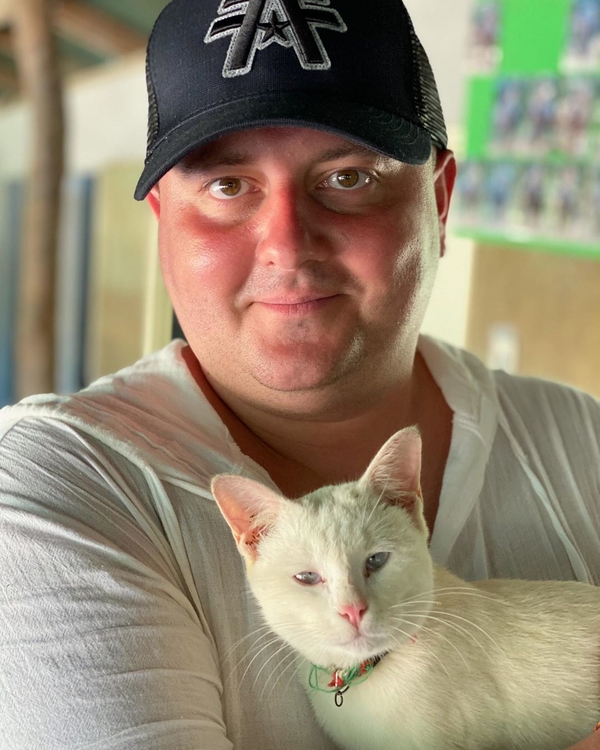 Карантинный кадр: Юрий Ткач показал постельное фото с женой