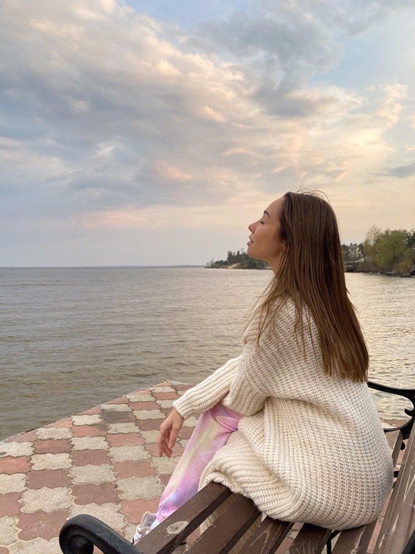 Больше не брюнетка: Екатерина Кухар изменила имидж на карантине