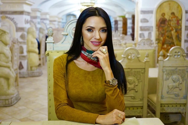 "На кого больше похожа?": Вика из "НеАнгелов" показала редкие фото своих бабушек