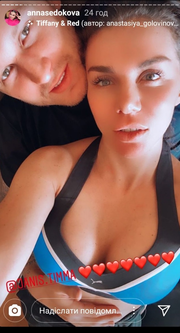 Страстные объятия: Седокова с глубоким декольте показала интимные кадры с Тиммой