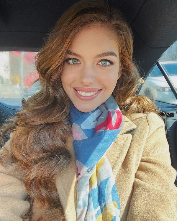 Хозяюшка в деле: Жена Комарова украсила пасхальные яйца и поразила Сеть