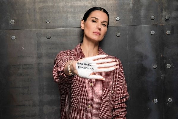 #янеріч: Маша Ефросинина с "пацанками" призвали не молчать о насилии