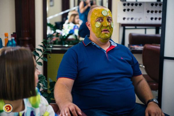 "Папаньки" на карантине: Егор Крутоголов строит трассы и прививает любовь к английскому языку