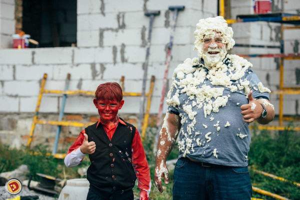 "Папаньки" на карантине: Егор Крутоголов строит трассы и прививает любовь к английскому языку