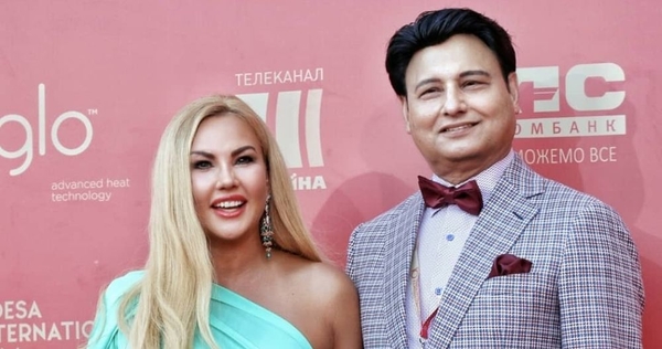 Камалия вместе с мужем и детьми позировала в забавных масках с улыбками