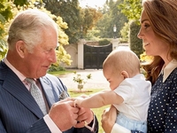 Как трогательно: Принц Чарльз умилил Сеть новым фото с внуком Луи