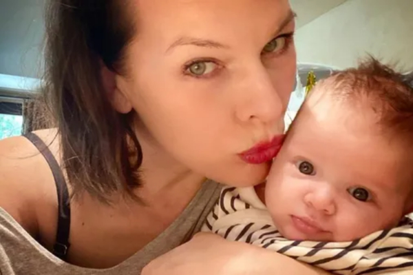 Милла Йовович показала фотографию с 2-месячной дочерью