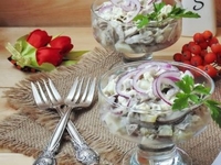 Сытный салат с куриными сердечками и грибами