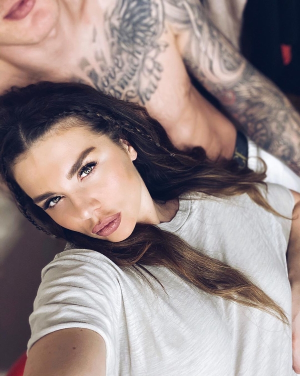 Как сестры: Седокова без макияжа засветилась на видео со старшей дочерью