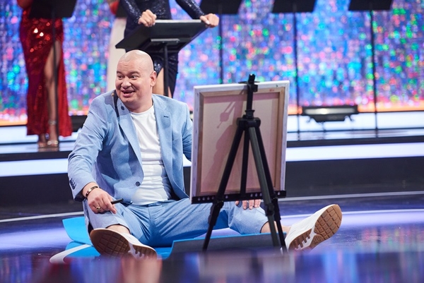 Качать пресс и рисовать портрет: Евгений Кошевой показал, как делает это одновременно